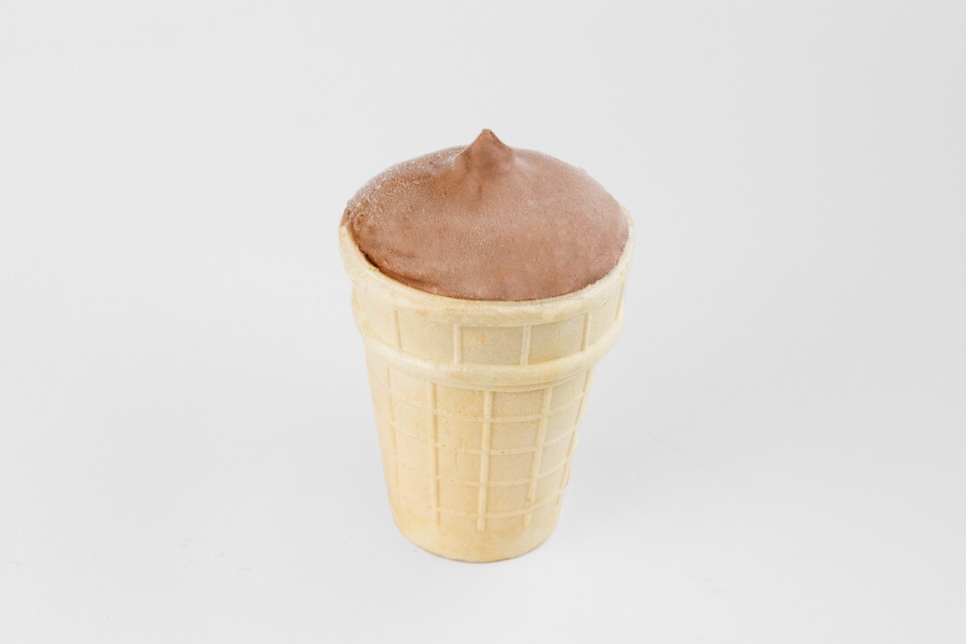 

Пломбир шоколадный с фундуком и соленой карамелью в вафельном стаканчике