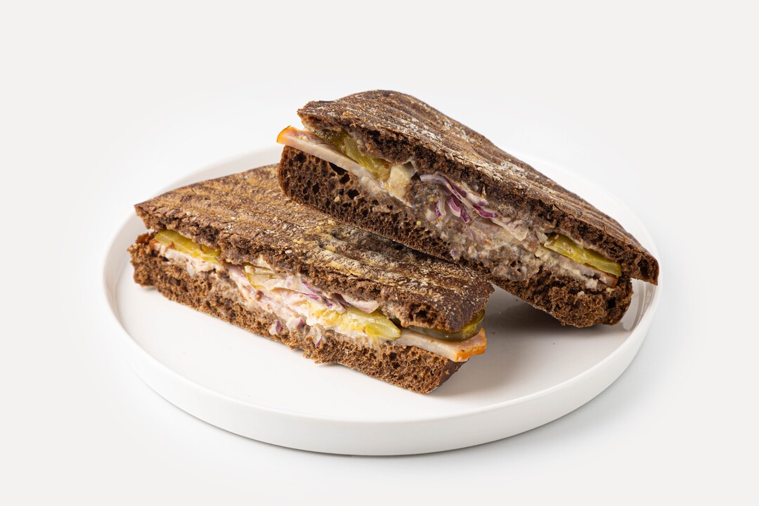 

Сэндвич на ремесленном хлебе с индейкой и горчичным соусом, кафе 180 г