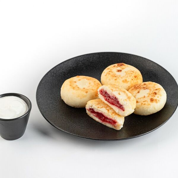 Сырники с малиной и сметаной