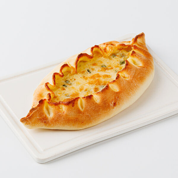 Лодочка с сыром, яйцом и зеленым луком