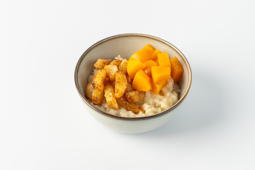 

Каша рисовая на кокосовом молоке с карамелизированными бананами и персиками