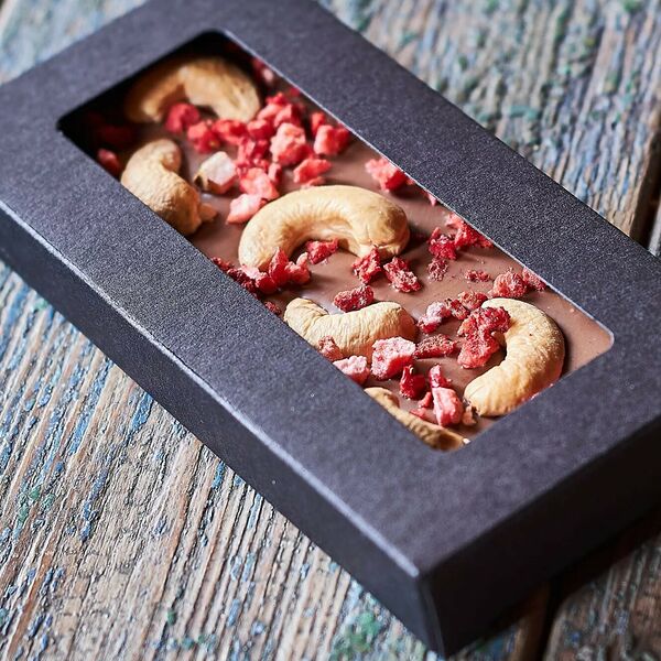 Шоколад молочный с кешью и клубникой 