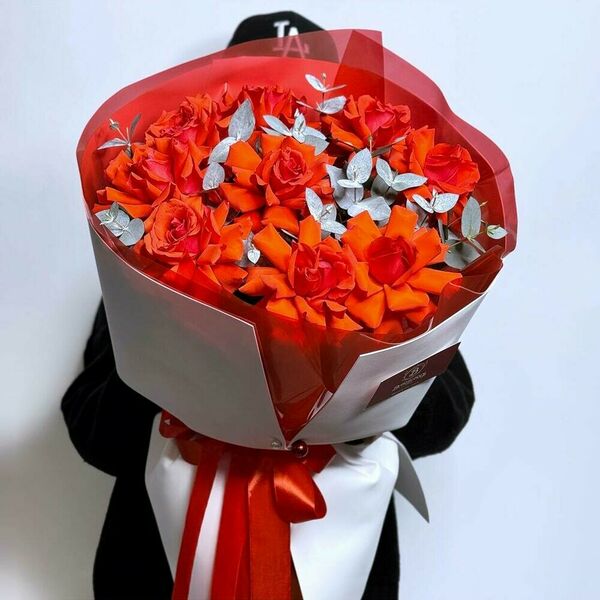 Красные французские розы в стильной упаковке