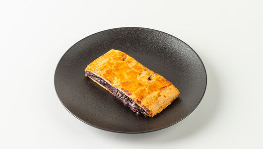 Штрудель с вишней и черной смородиной