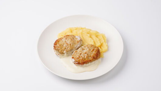 Куриные котлеты с пюре и сырным соусом