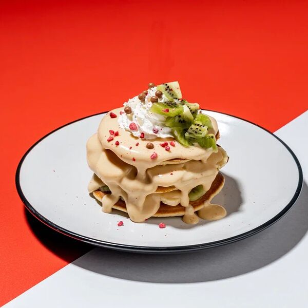 Три панкейка с фруктами и кремом из сгущенки