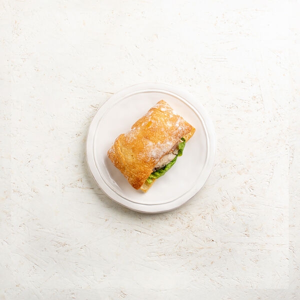 Чиабатта с курицей сувид жареным беконом и манговым карри