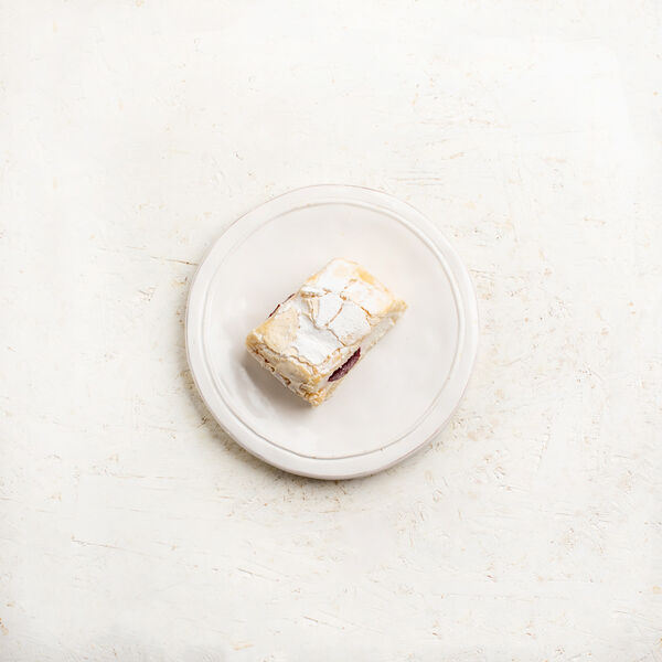 Меренговый рулет с вишней