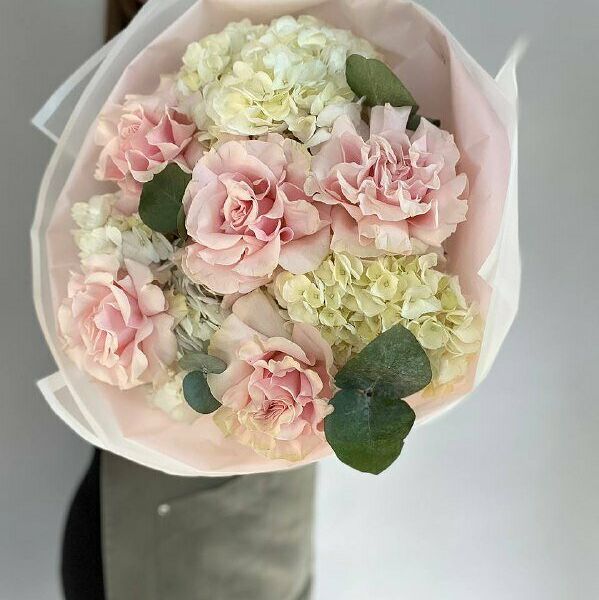 Букет из 5 роз и 3 пышных гортензии