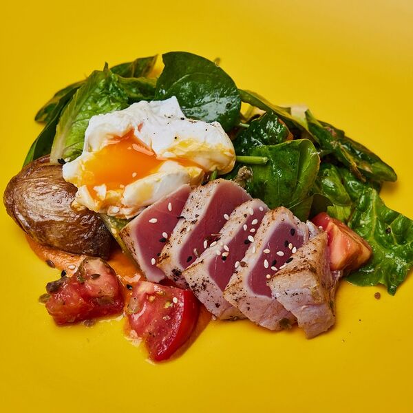 Нисуас с тунцом, яйцом пашот и запеченным картофелем