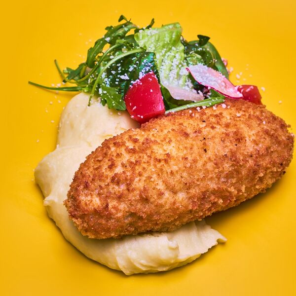 Котлета по-киевски с чеддером, картофельным пюре и салатом