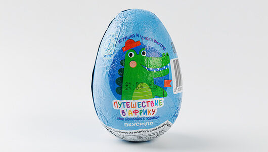 Яйцо шоколадное с подарком 