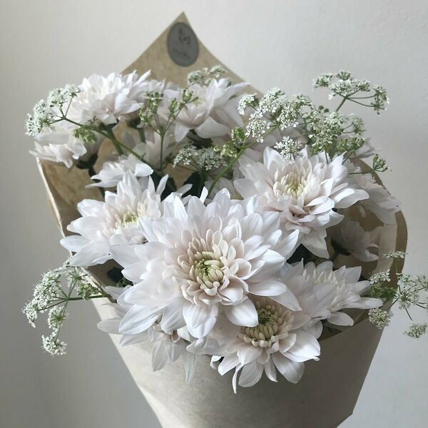 3 кустовые хризантемы с зеленью