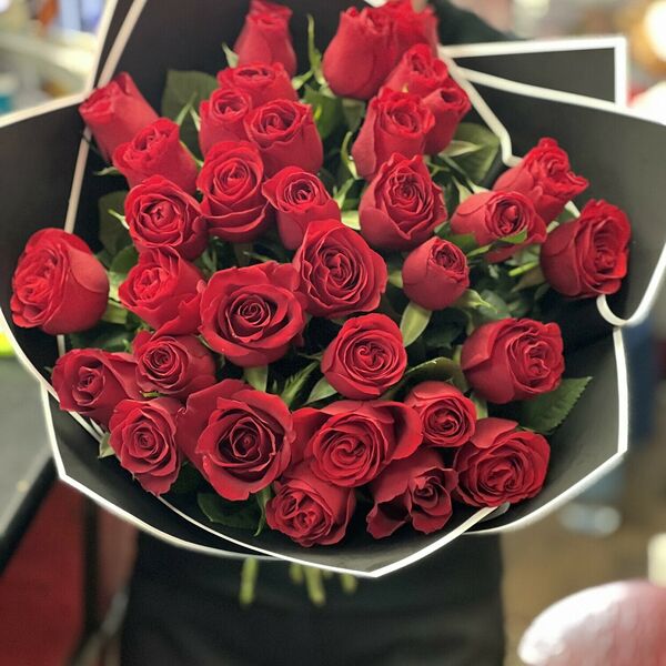 Букет алых роз