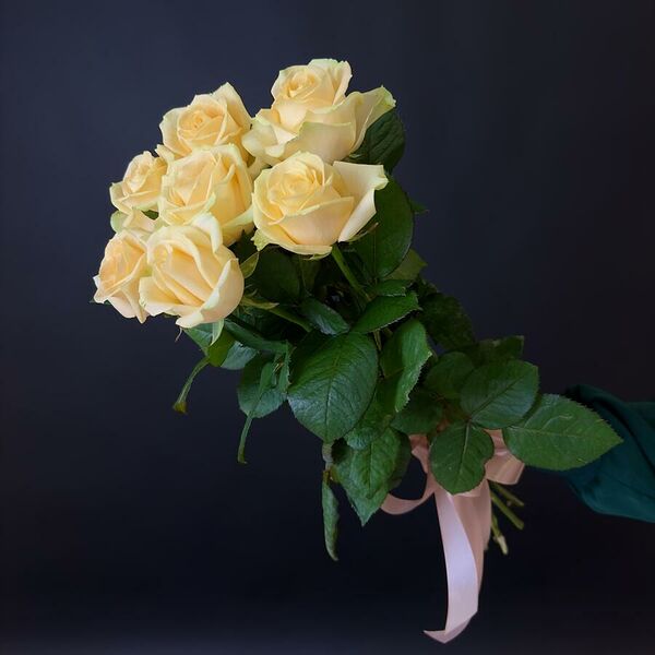 Букет цветов из 7 кремовых роз Россия