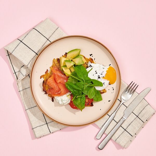 Картофельные драники с яйцом пашот, авокадо и творожной заправкой с зеленью с лососем слабой соли 270 г