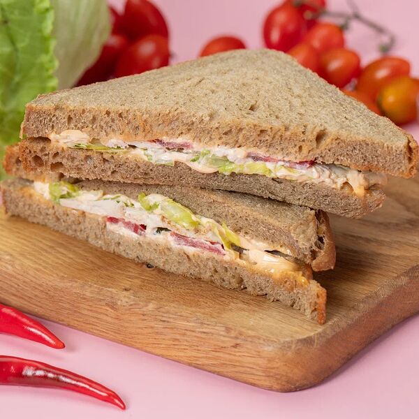 Тост острый с курицей и соусом том ям