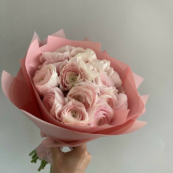 Букет из 17 ранункулюсов