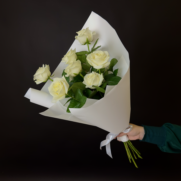 Букет цветов из 7 белых роз Россия в упаковке