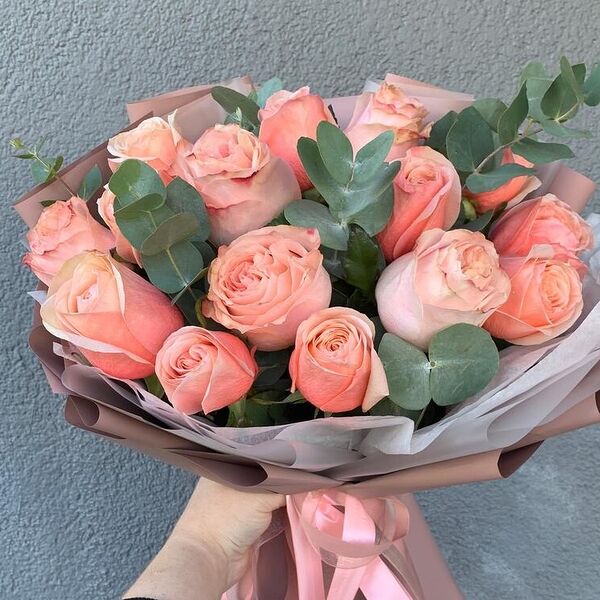 Кохала 15 роз с эвкалиптом