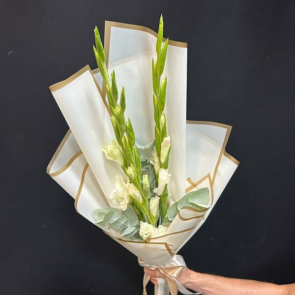 Букет из 3 белых гладиолусов с эвкалиптом
