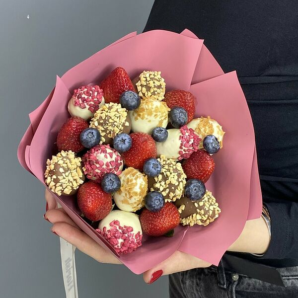 Букет из клубники в шоколаде 19 шт Dainty