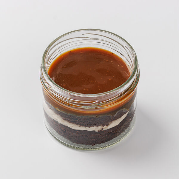 Десерт замороженный в банке Брауни с арахисовым кремом и карамелью, кафе