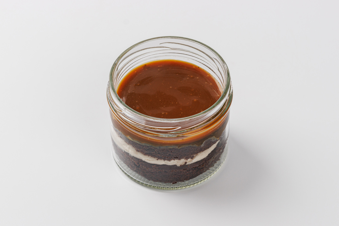 

Десерт замороженный в банке Брауни с арахисовым кремом и карамелью, кафе