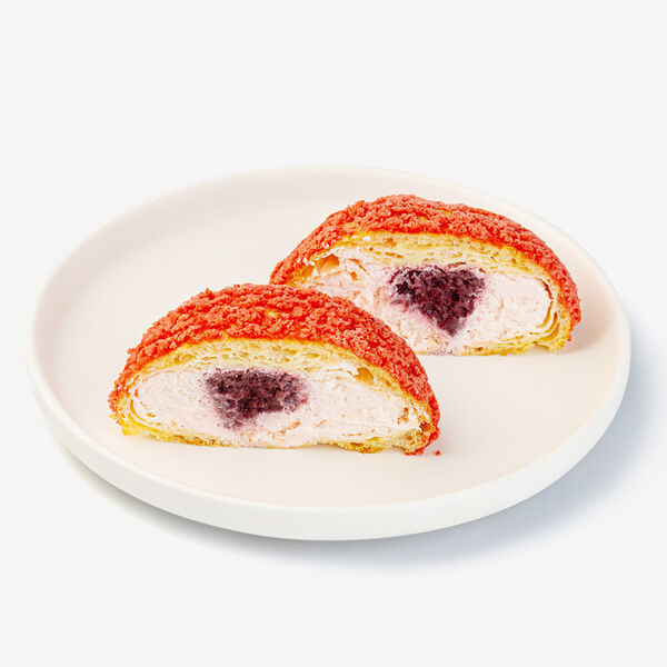 Пирожное шу со сливками и малиной, кафе, замороженное