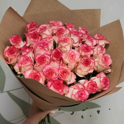 25 одноголовых роз розового цвета