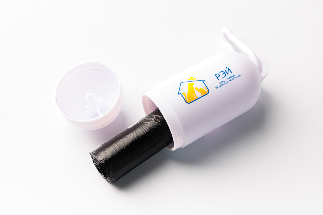 

Контейнер ВкусВилл с пакетами для уборки за собакой