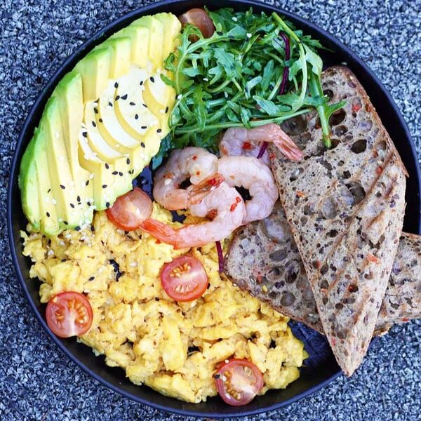 Скрэмбл с авокадо с креветками