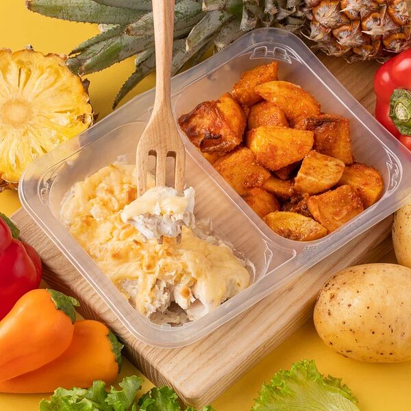 Грудка куриная с ананасами под сыром с картофелем