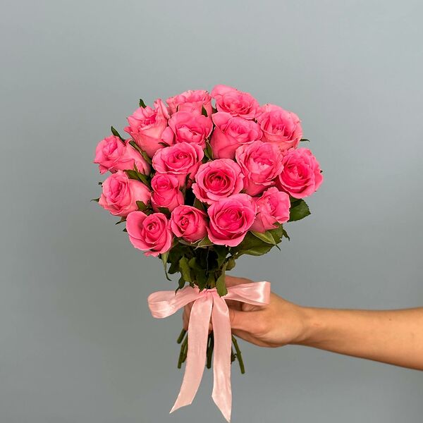 Букет цветов из 17 розовых роз 40 см МП лента