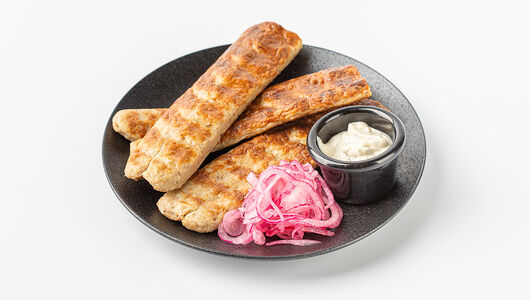 Люля с луком и чесночным соусом 220г