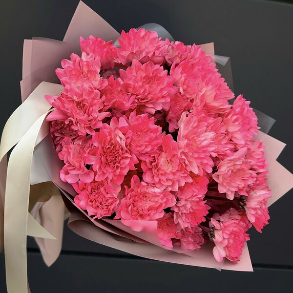 Букет с яркими коралловыми хризантемами