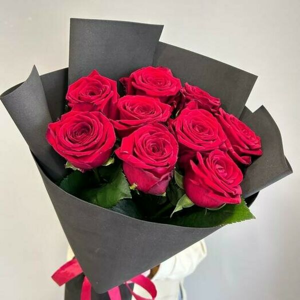 Букет из красных роз в стильном оформлении. 9 шт
