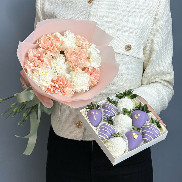 Букет из диантусов и набор клубники в шоколаде