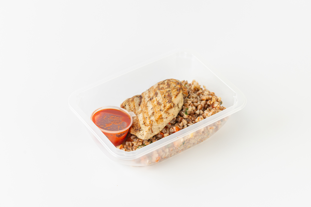 

Куриная грудка с гречкой и томатным соусом 270 г