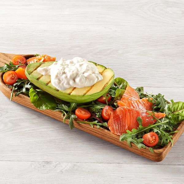 Авокадо на гриле со страчателлой и лососем