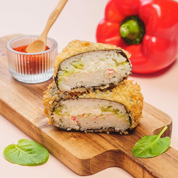 Горячий онигири с сурими и хумусом Эдамаме