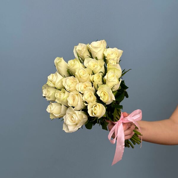 Букет цветов из 19 белых роз 40 см МП лента