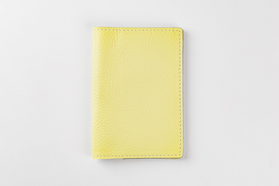 

Обложка для паспорта из натуральной кожи желтый