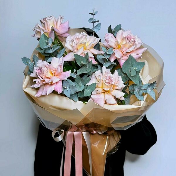 Кремовые французские розы с эвкалиптом в стильной упаковке