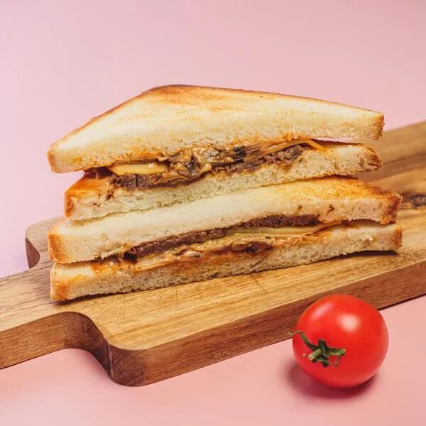 Сэндвич с рваной говядиной, грибами и соусом барбекю