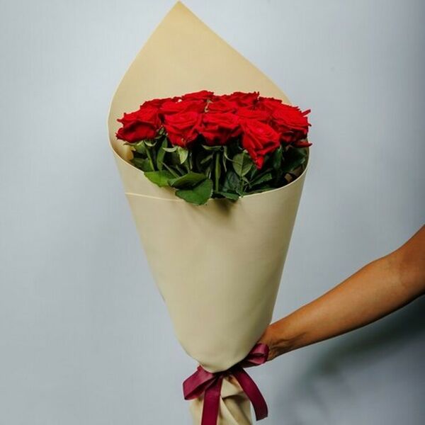 Букет из 15 роз 70 см с оформлением