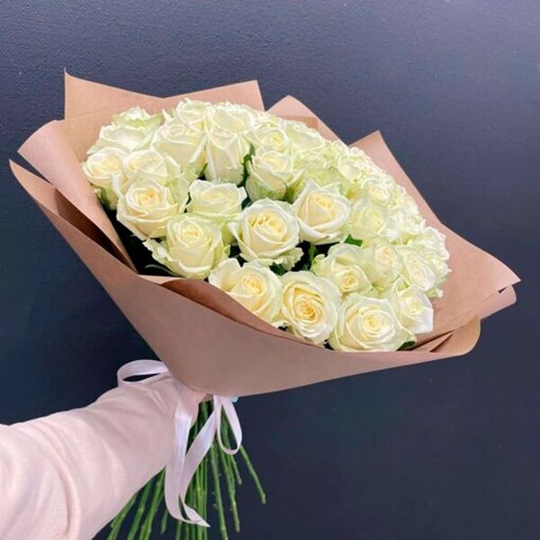 Букет из 51 белой розы в крафт оформлении