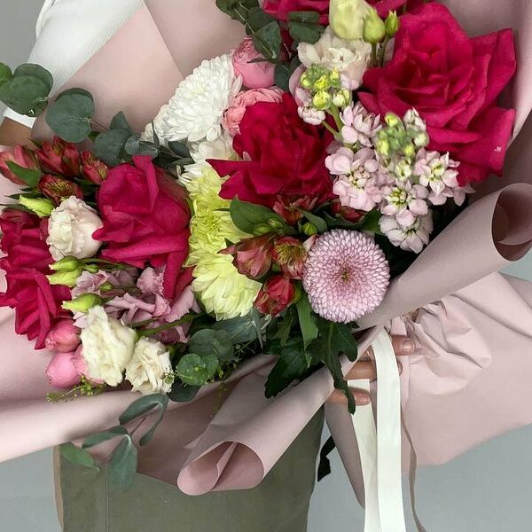 Яркий букет с розами,эустомой и пышными хризантемами