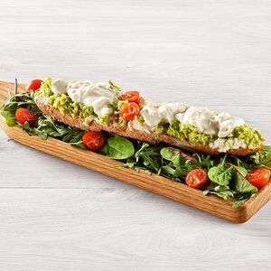 Багет со сливочным сыром, авокадо и лососем