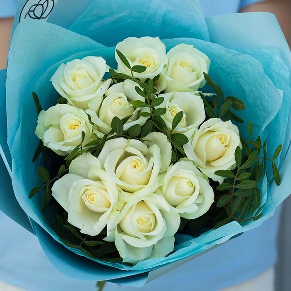 Букет из 11 белых роз 35-40 см (Россия) с фисташкой